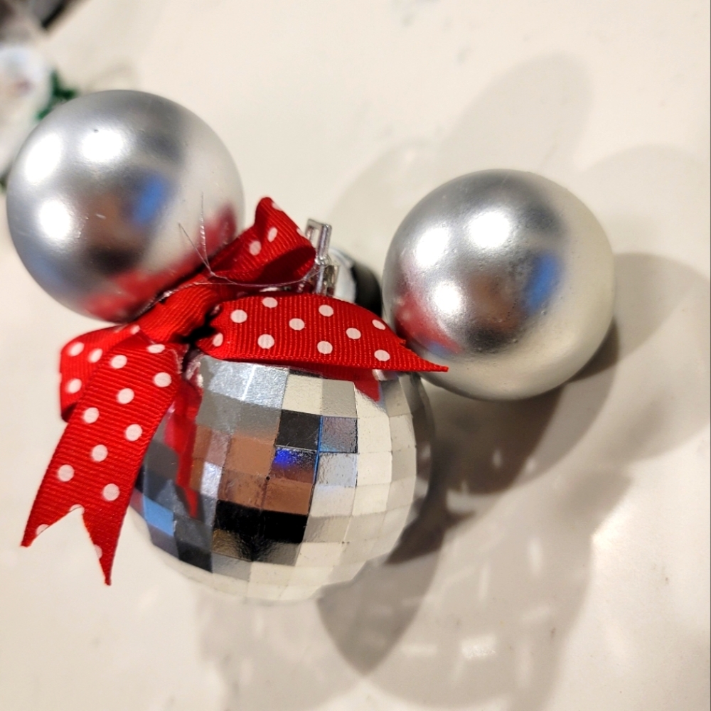 Christmas. Ornament. Disney. Showcase Minnie Mouse Gift Handmade Snow Globe Pers